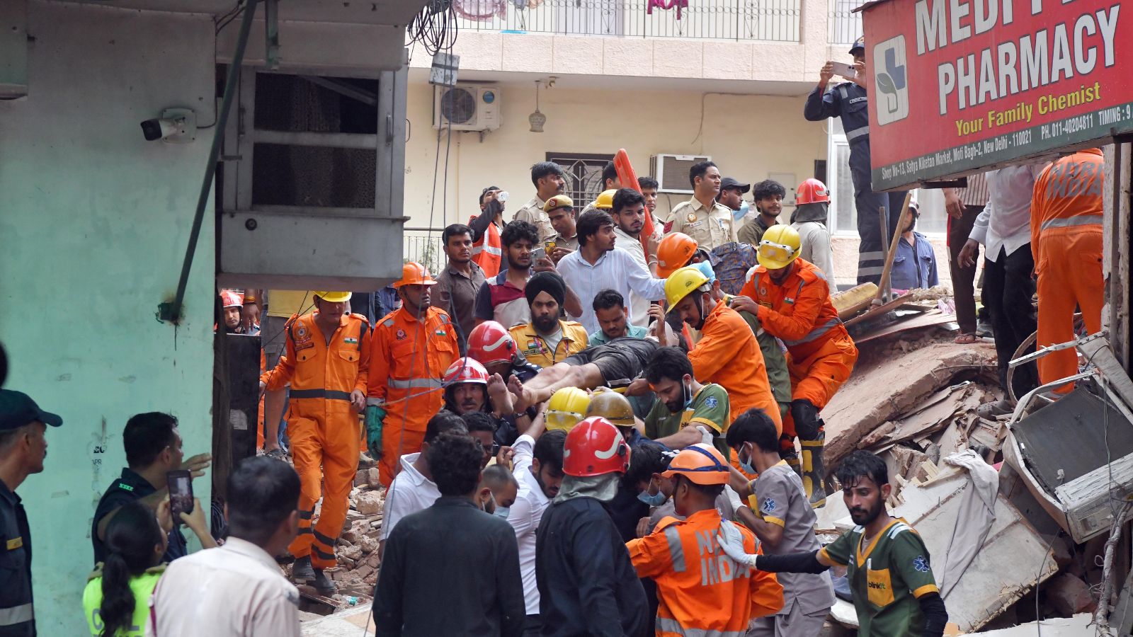 जिंदगी बचाने की जद्दोजहद में जुटे NDRF और डॉग स्क्वॉड