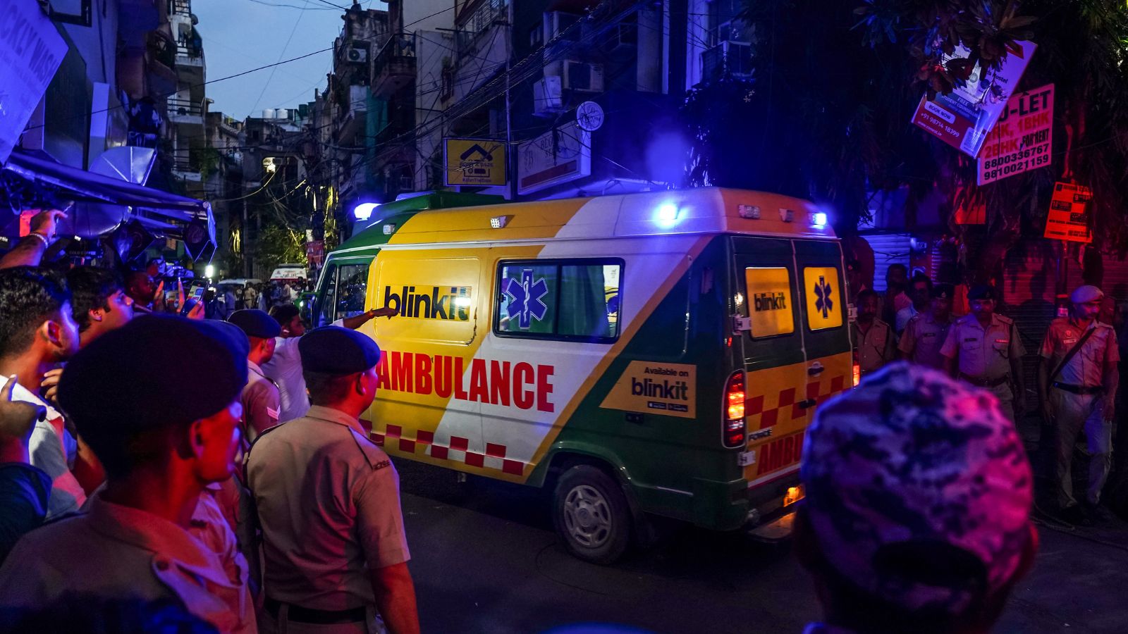 पूरी रात चला रेस्क्यू, सर्चलाइट्स के सहारे काटी गई रात