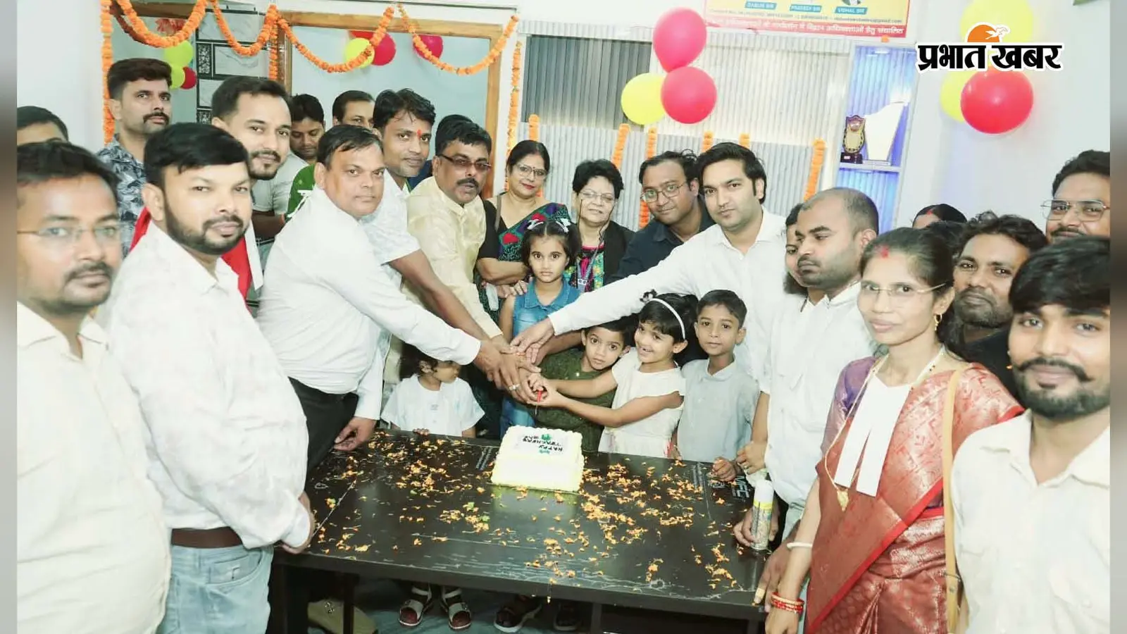 पूर्णिया: AIBE परीक्षा उत्तीर्ण करने वाले नए वकीलों के गले में बंधा 'लॉयर्स बैंड', AI तकनीक से वकालत सीखने पर जोर