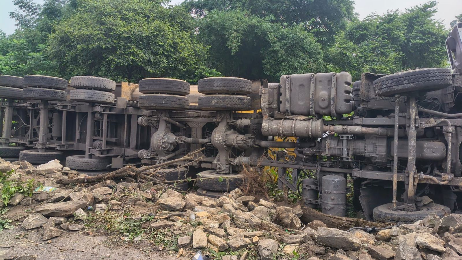 हादसे के दौरान पलटा हाइवा