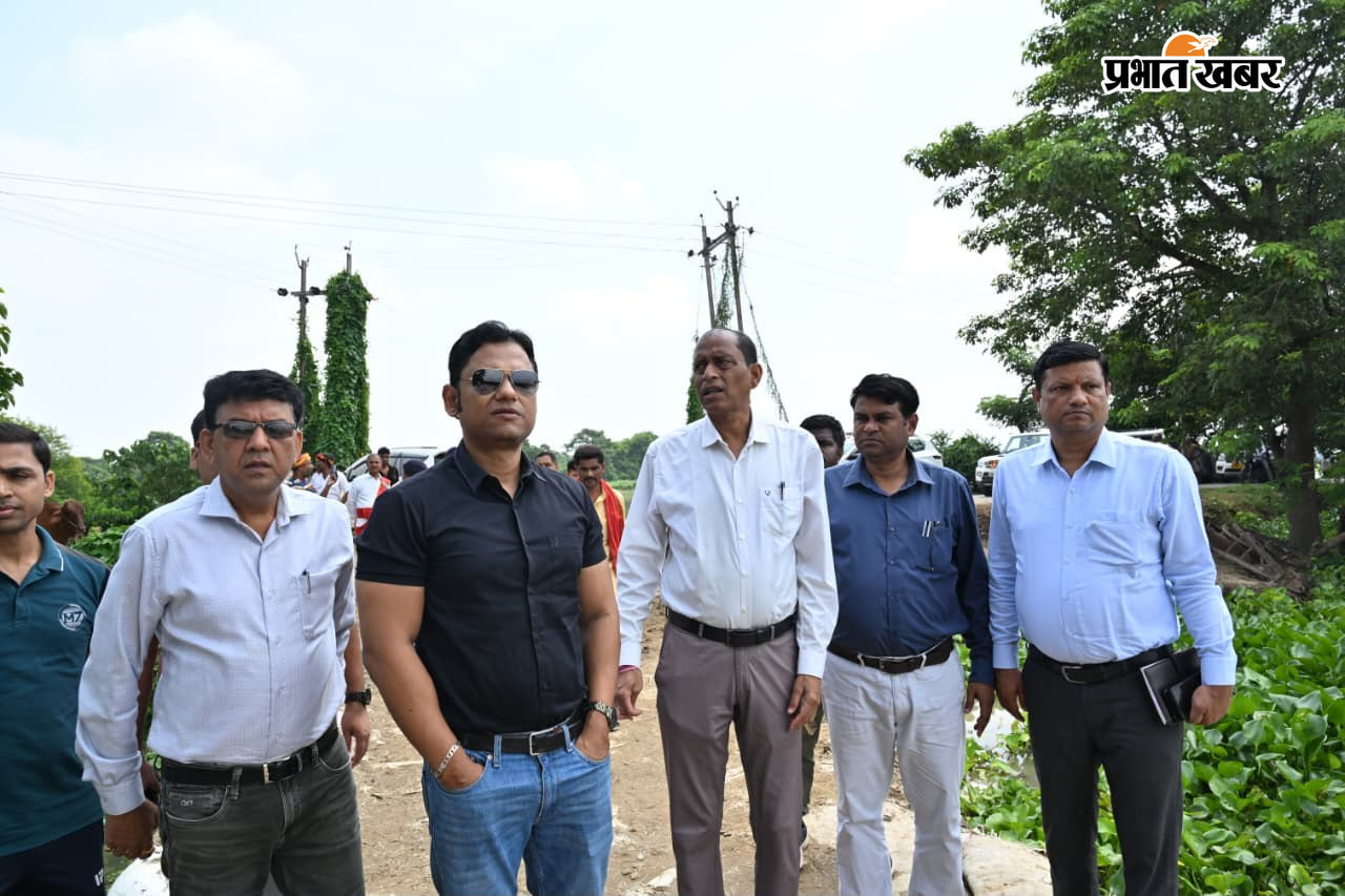 फोटो कैप्शन: पिपरिया में बाढ़ की स्थिति का निरीक्षण करते प्रभारी सचिव लखीसराय | Prabhat Khabar Network