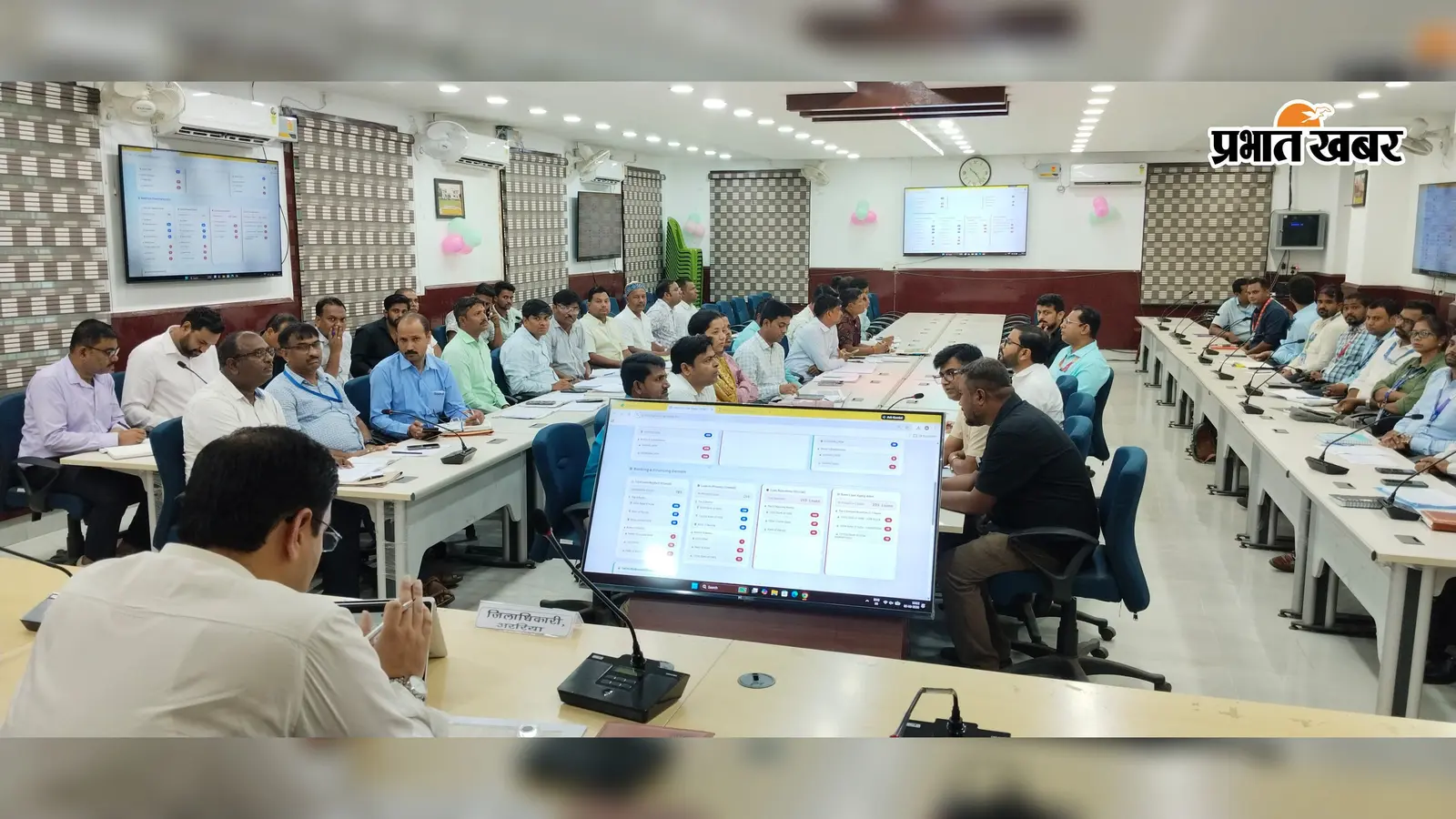 अररिया: PM सूर्यघर योजना में लापरवाही पर भड़के DM विनोद दूहन, 5 एजेंसियों से स्पष्टीकरण तलब; लोन मिलने के बाद भी 69 घरों में नहीं लगे सोलर पैनल