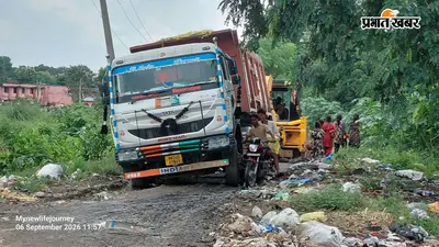 बक्सर के केसठ में जर्जर सड़क में धंसा बालू लदा ट्रक, घंटों बाधित रहा आवागमन