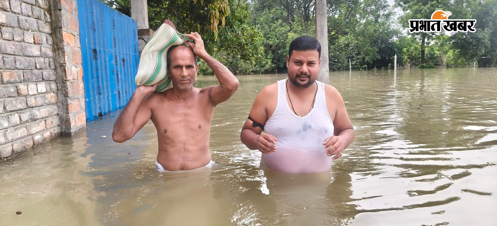 पानी में जाकर पशुचारा लाते लोग, बाढ़ के पानी के बीच सुरक्षित स्थान पर ले जाते मवेशी और बाढ़ के बीच ऊंचे स्थान पर जाते लोग | Prabhat Khabar Network
