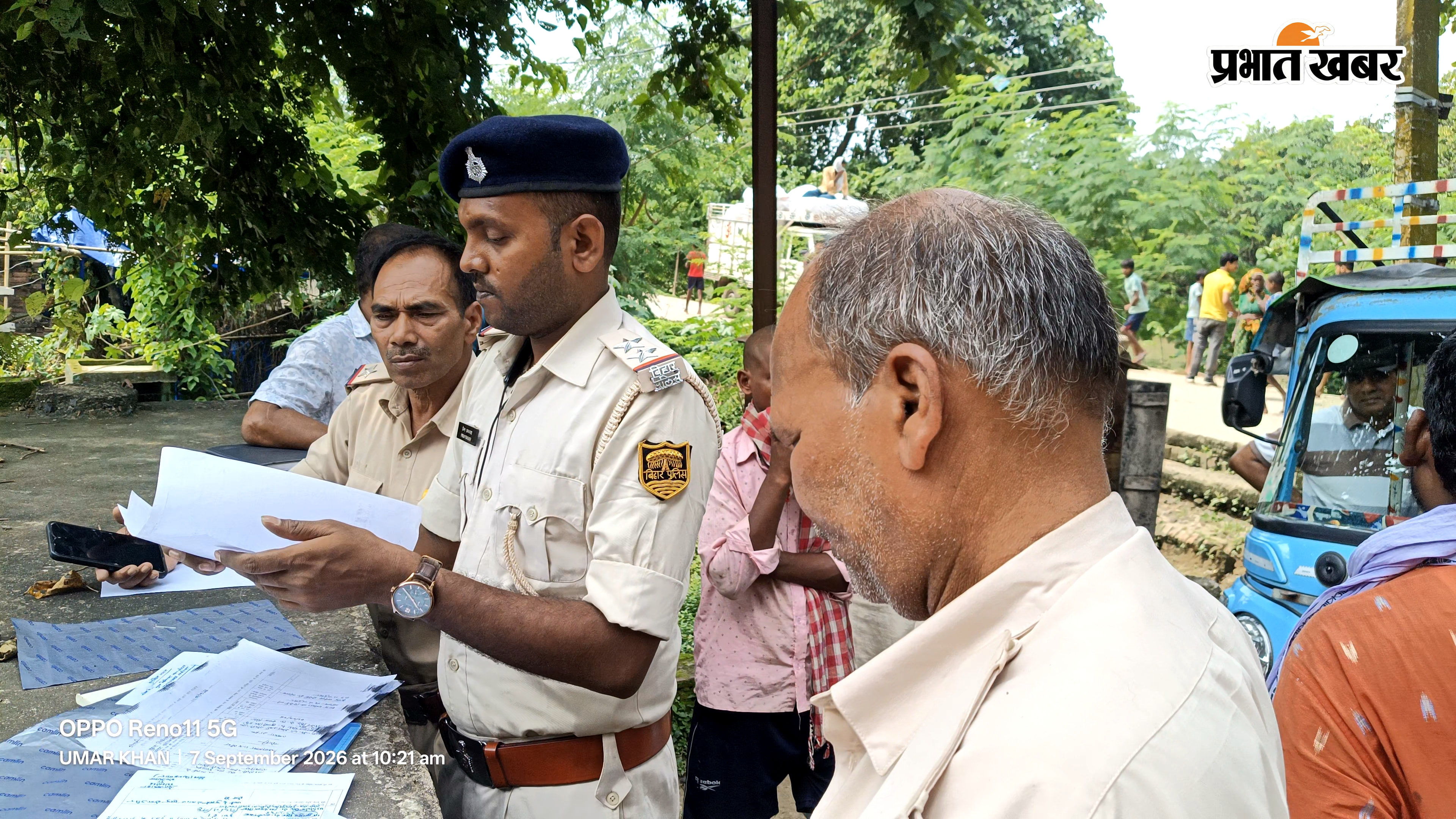 मौके पर मौजूद पुलिस और स्थानीय लोग | Prabhat Khabar Network