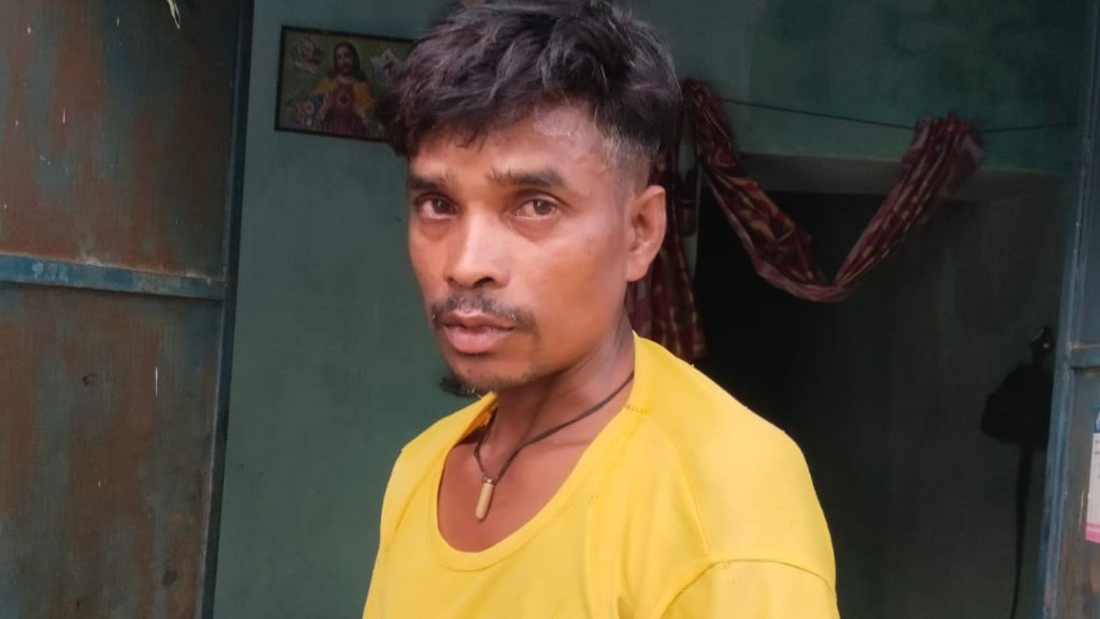टावर पर चढ़ने वाला युवक