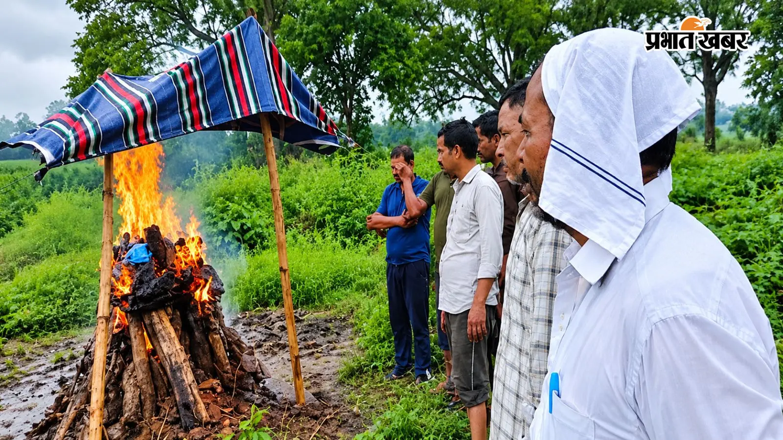चिता के ऊपर क्यों ताननी पड़ी चादर? हाथरस की ये तस्वीर देखकर हर कोई पूछ रहा यही सवाल