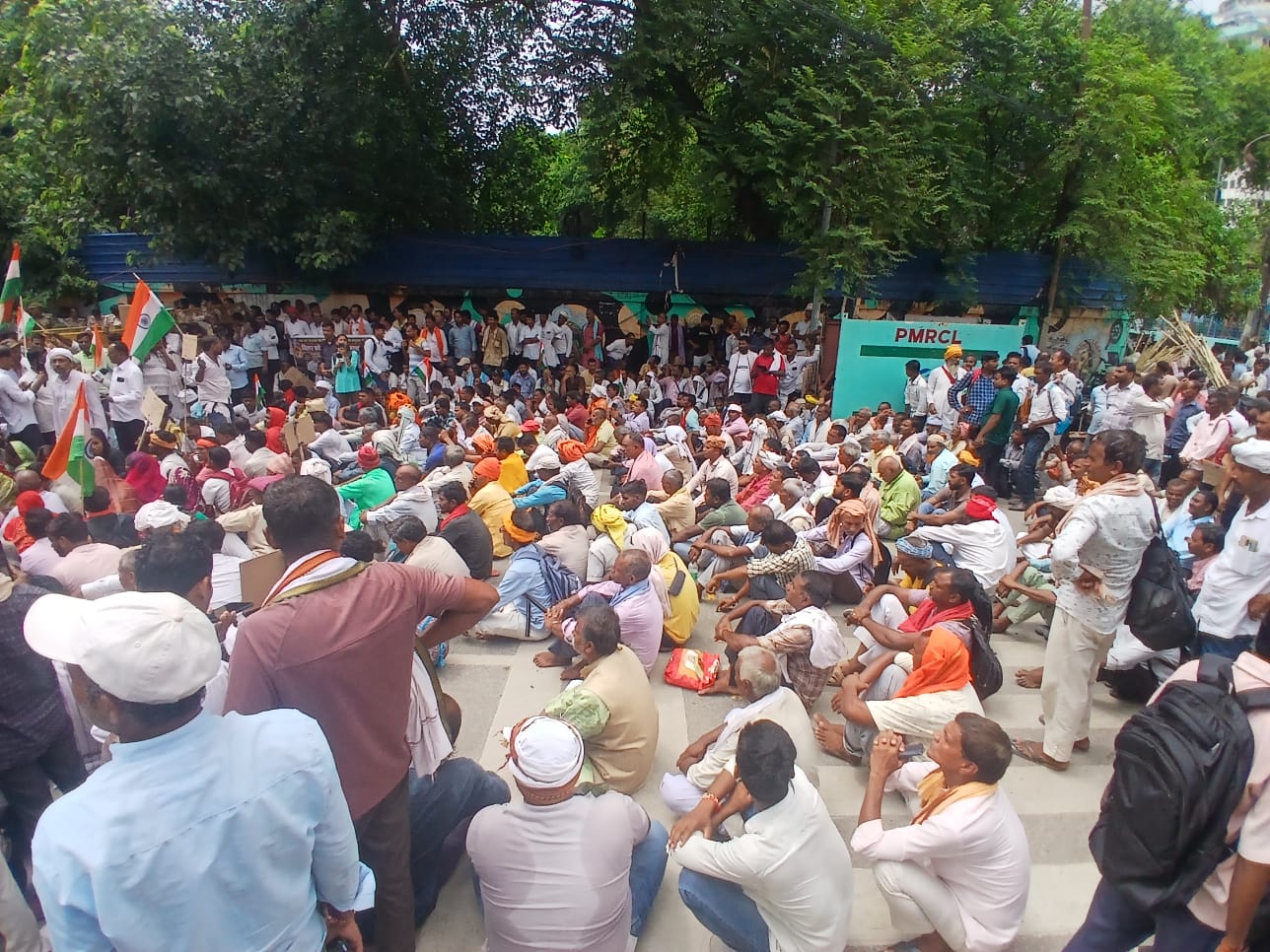 हाथों में तिरंगा लेकर उतरे लोग