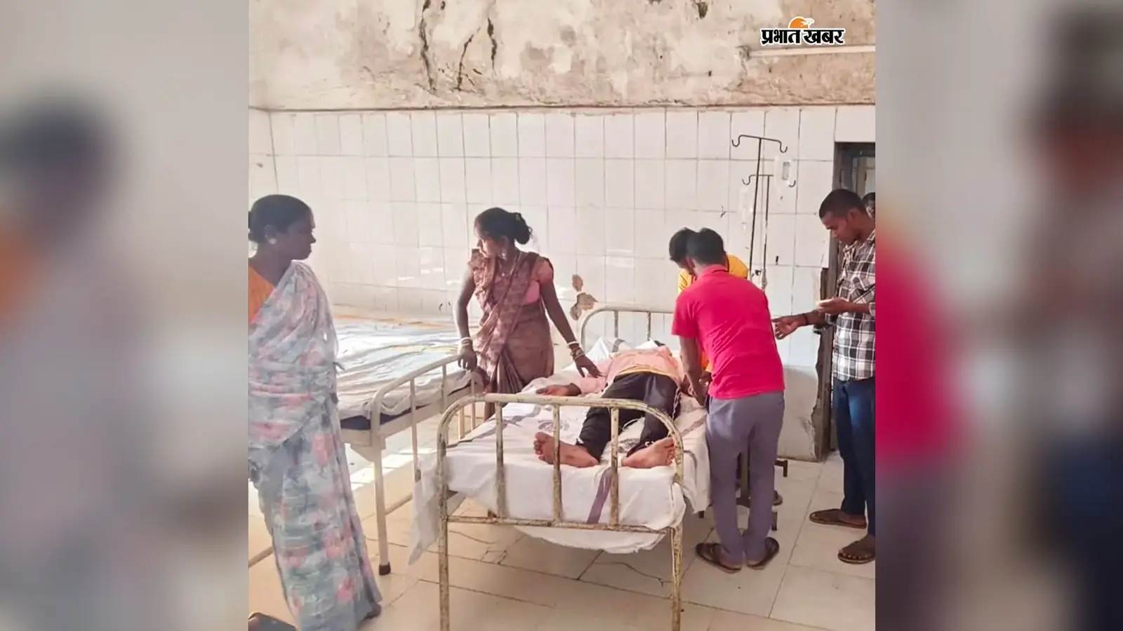 नवादा : सड़क पर अचानक आई बस की चपेट में आया पैदल चल रहा युवक, सिर में लगे चार टांके