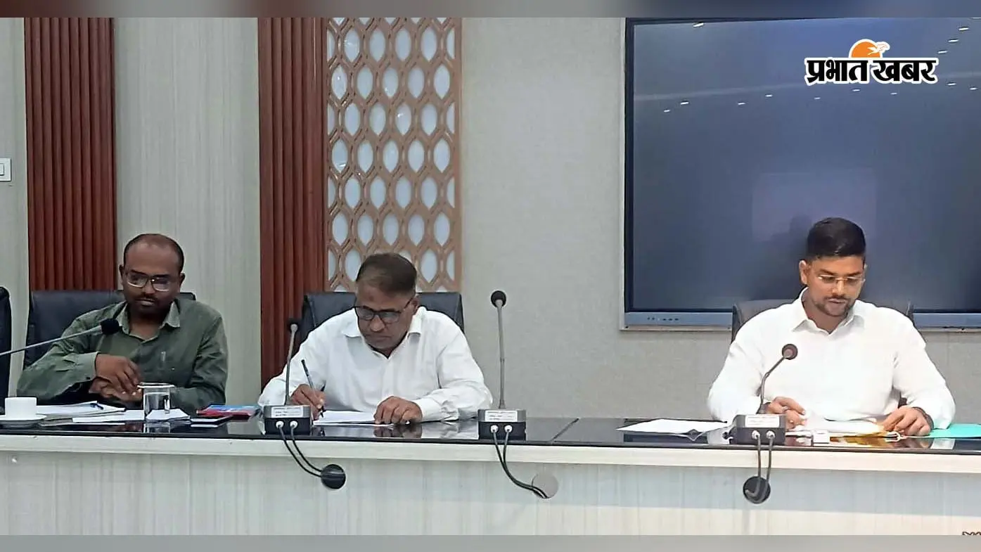 पूर्णिया: प्रधान लिपिकों की बैठक में DM अंशुल कुमार के कड़े तेवर; लॉगबुक में हर पत्र की एंट्री अनिवार्य, सेवानिवृत्ति के दिन ही देने होंगे सभी सेवांत लाभ