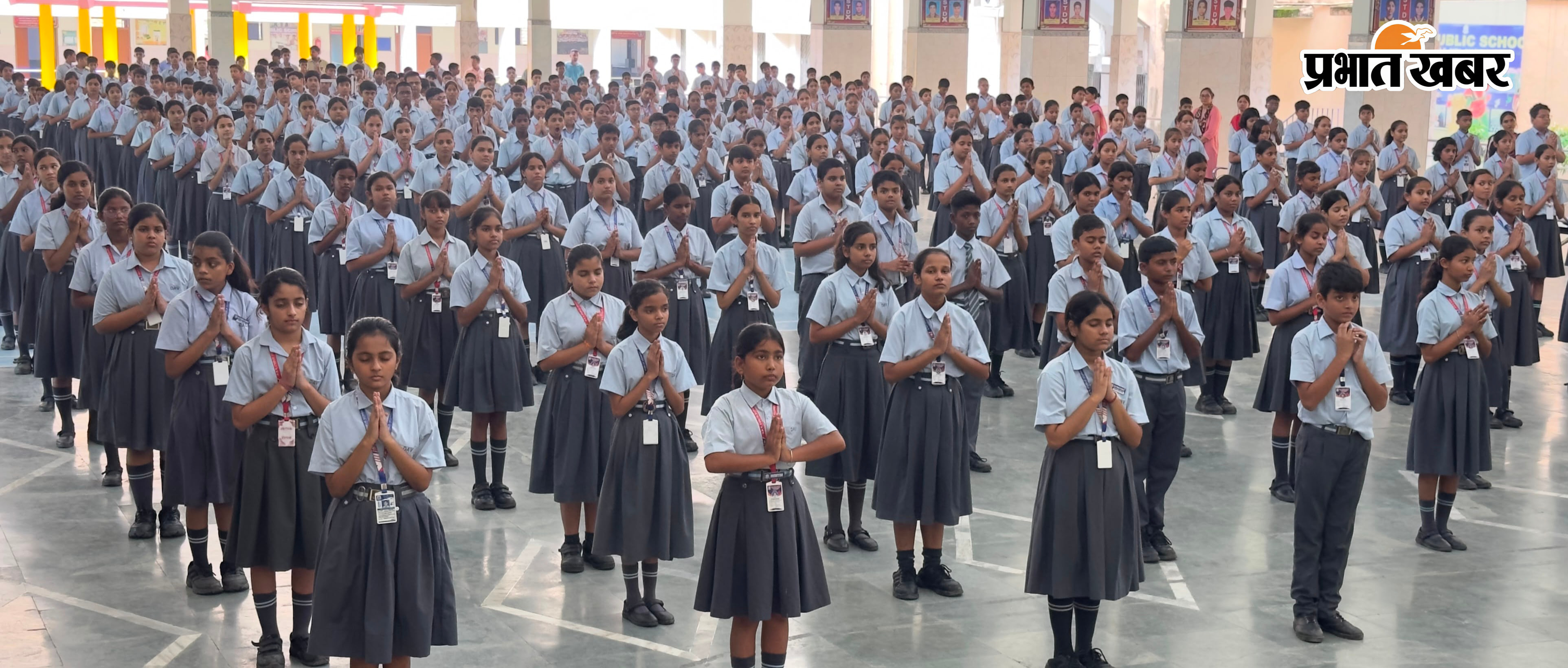 श्रद्धांजलि अर्पित करते प्राचार्य एसके मिश्रा शोक सभा में उपस्थित स्टूडेंट्स | Prabhat Khabar Network