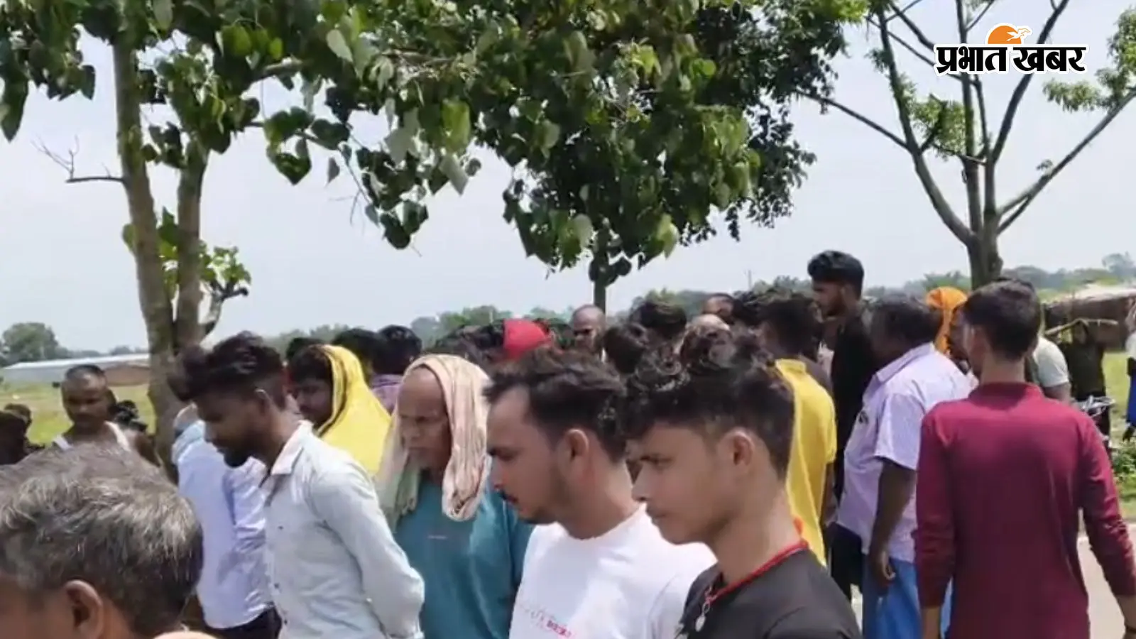 तेज रफ्तार पिकअप की चपेट में आने से महिला की मौत, मुआवजे की मांग पर दो घंटे तक किया सड़क जाम