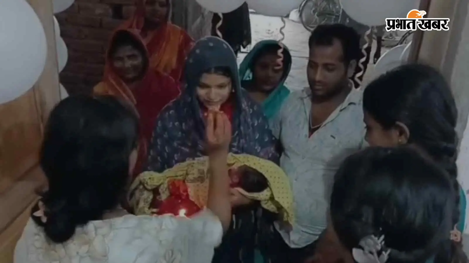 सीतामढ़ी में बेटी के जन्म पर अनोखा जश्न, कार और फूलों से सजाकर किया स्वागत