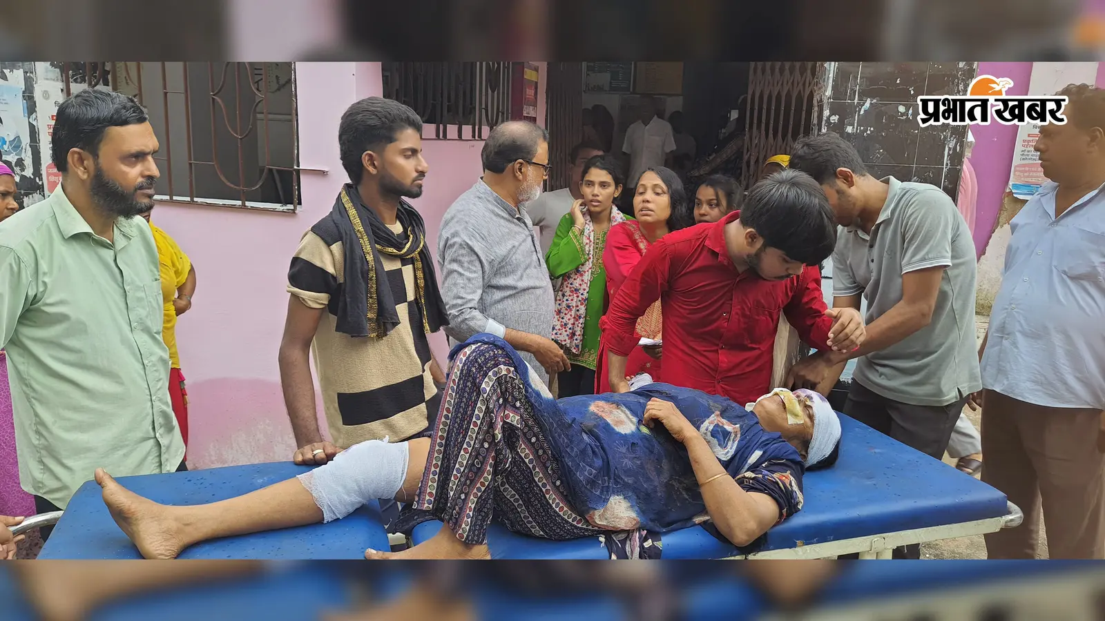 जैनामोड़-फुसरो मार्ग पर गड्ढे में फंसा ऑटो पलटा, बच्चे समेत आठ घायल