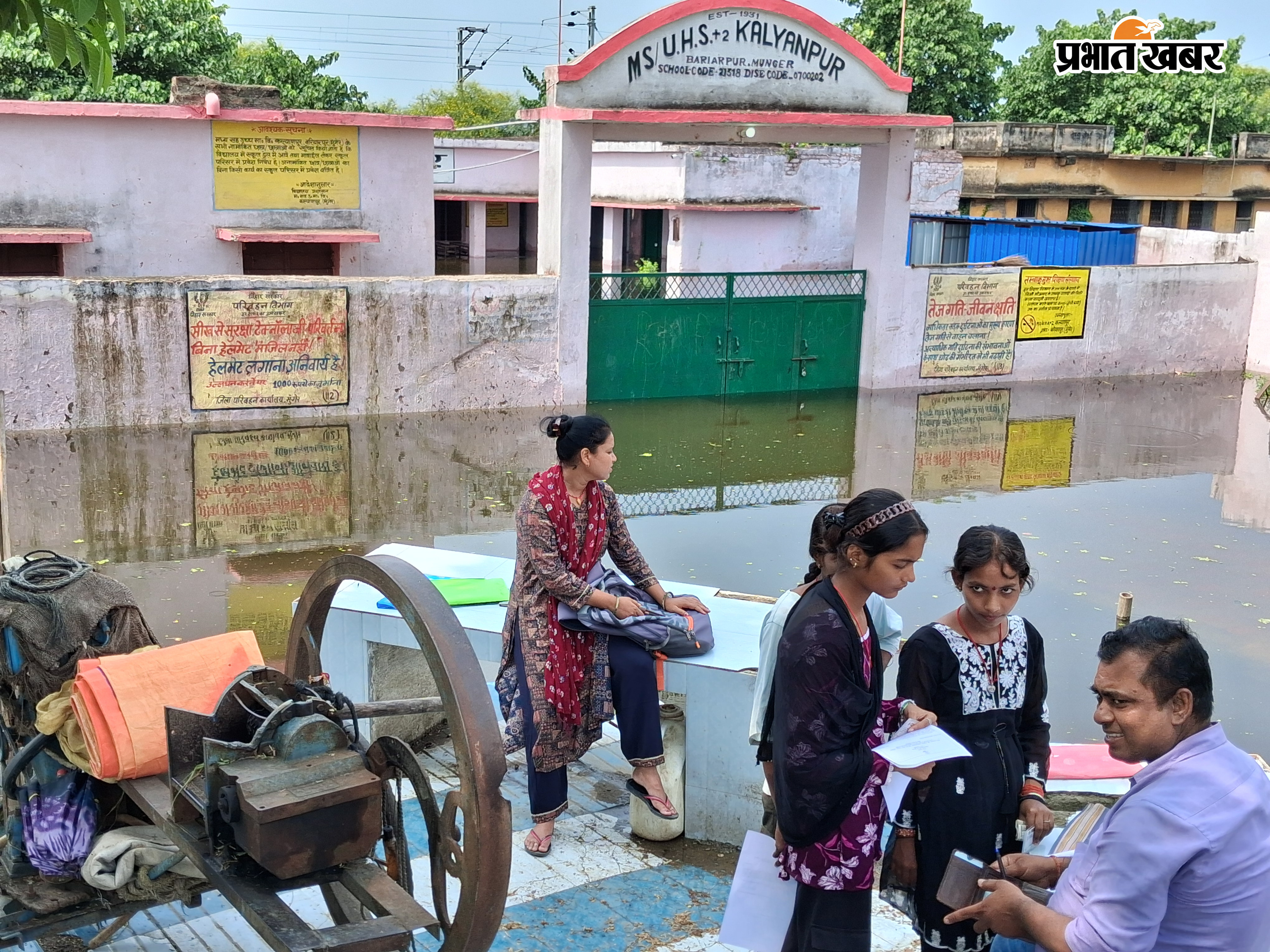बाढ़ से प्रभावित सड़क, विद्यालय एवं अन्य | Prabhat Khabar Network