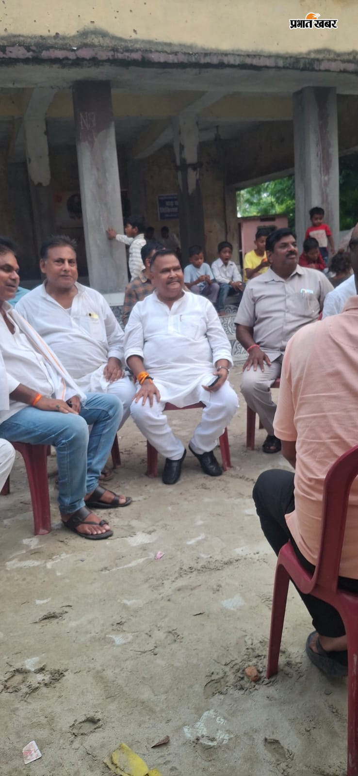 पूर्व विधायक के साथ अजय भूषण सिंह | Prabhat Khabar Network
