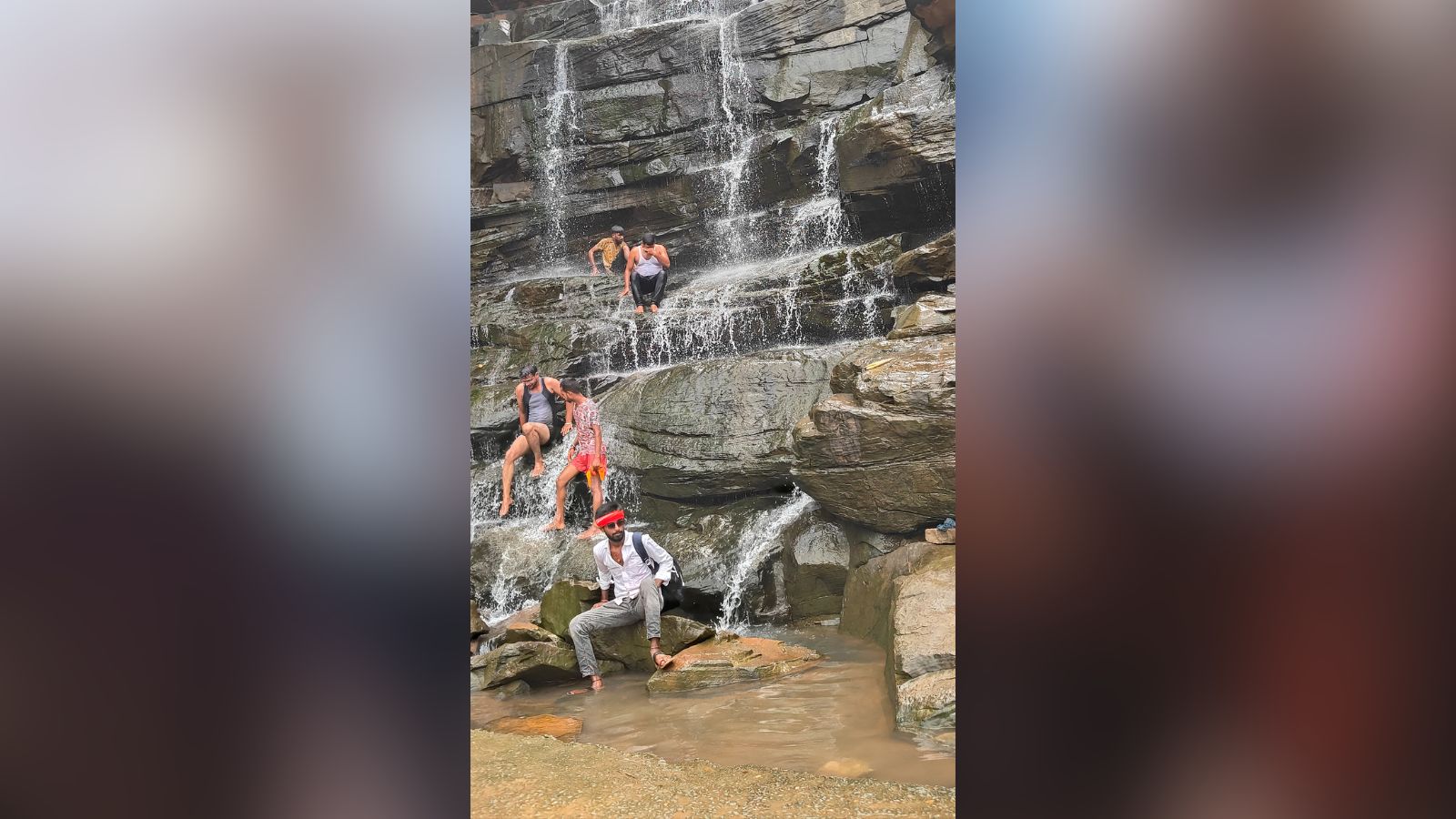 झरनों और नदी-नालों का जलस्तर बढ़ने से बंद था रास्ता