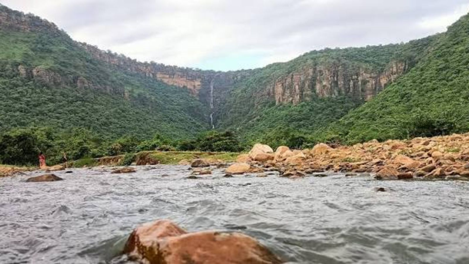 झरनों और नदी-नालों का जलस्तर बढ़ने से बंद था रास्ता