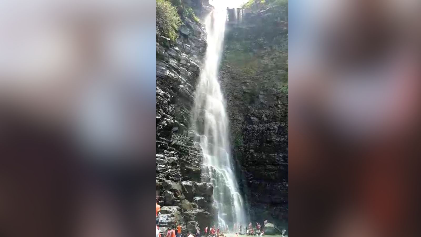 बारिश में अचानक बढ़ सकता है झरनों का बहाव
