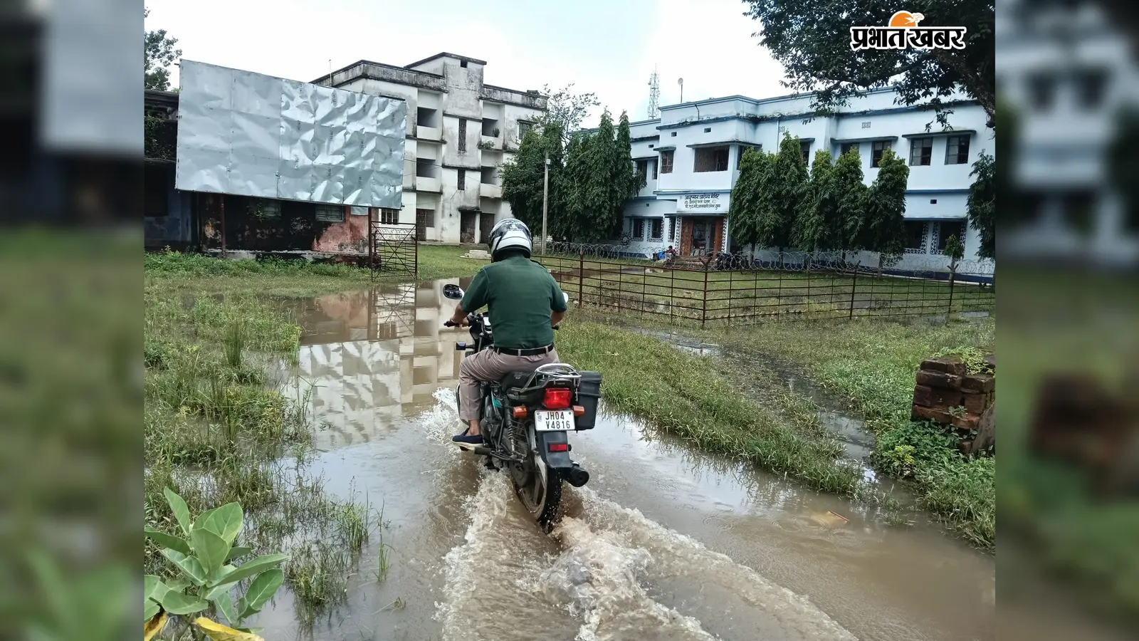 रानीश्वर पीएचसी में इलाज से पहले जलभराव की परीक्षा, पानी में चलकर पहुंच रहे मरीज