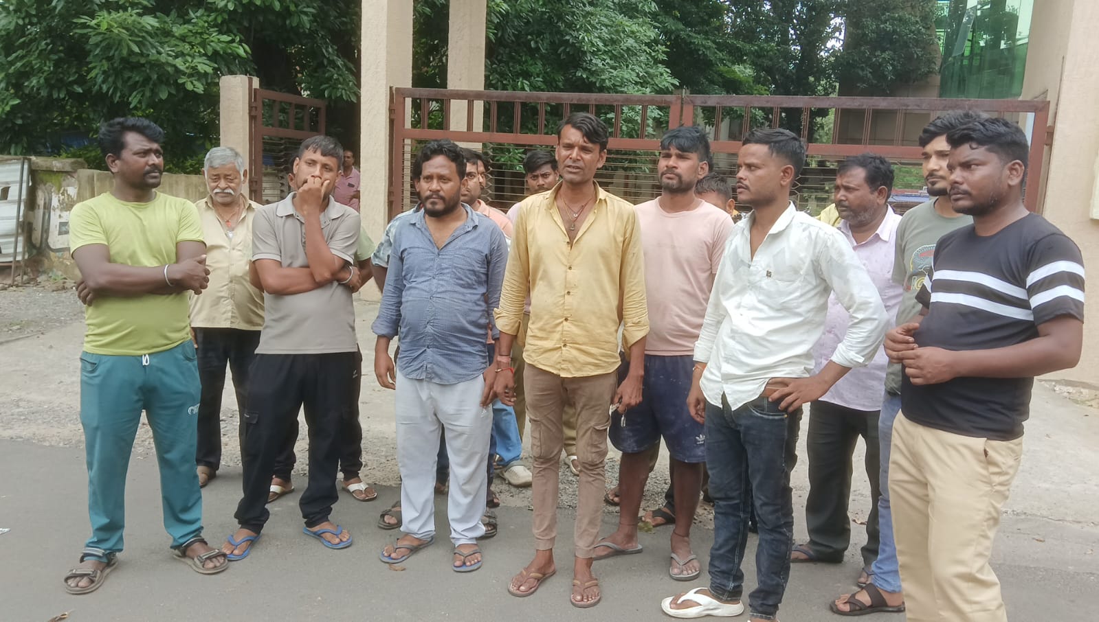 SP कार्यालय आया पति  