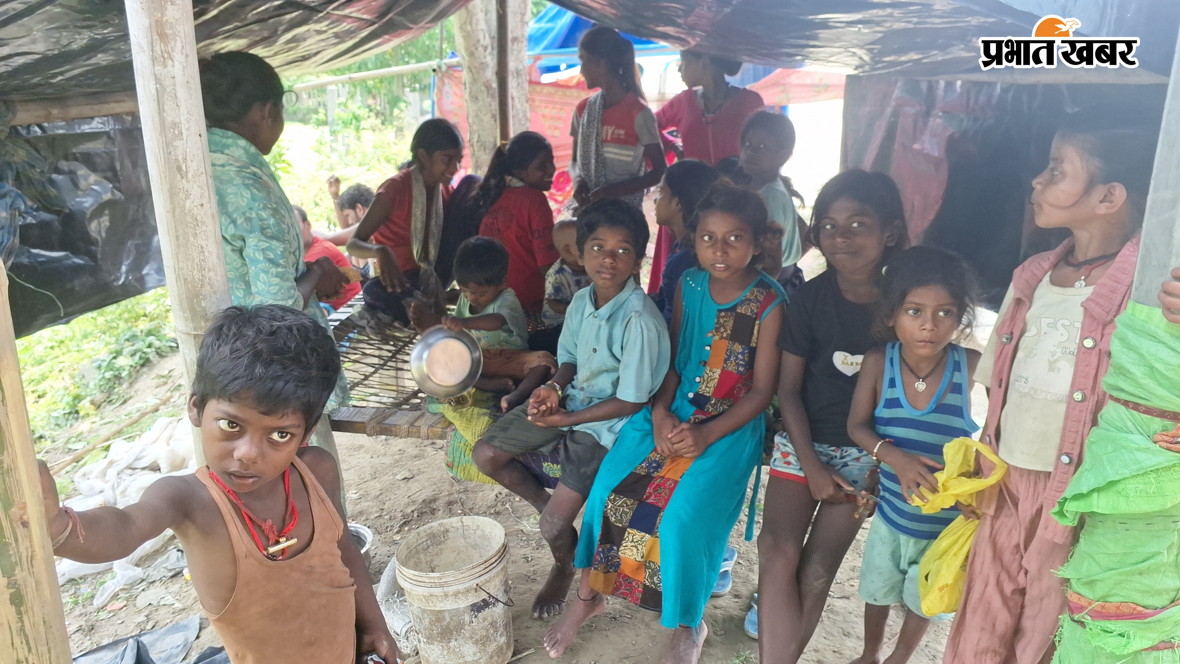 बाढ मे डुबा चायटोला शेरमारी सड़क,मालगोदाम पर शरण लिया विस्थापित परिवार, उत्क्रमित मध्य विद्यालय तीनघरिया अवस्थित खेरिया, | Prabhat Khabar Network