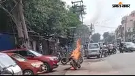 चलती बाइक में लगी आग, सियारसोल राजबाड़ी मोड़ पर मची अफरातफरी