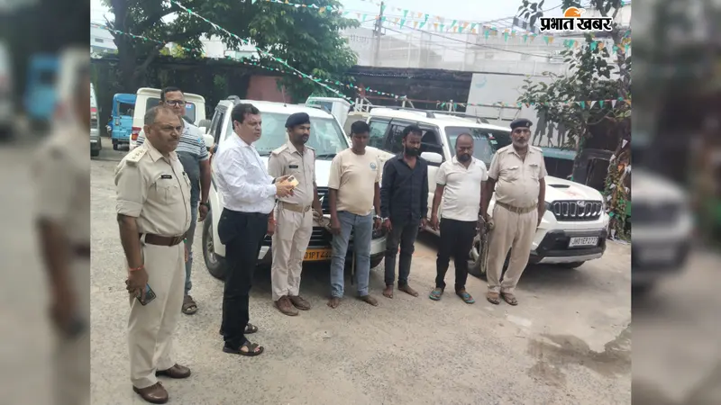 दुमका से बेगूसराय जा रही थी शराब की खेप, लखीसराय में 63 कार्टन के साथ 3 तस्कर गिरफ्तार : 2 लग्जरी वाहन जब्त