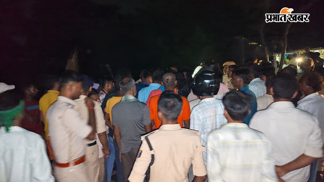 घटनास्थल पर मौजूद प्रशासन व जनता | Prabhat Khabar Network