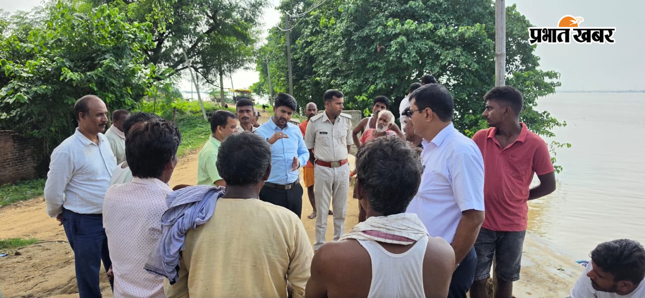 फोटो कैप्शन: गौरी शंकर धाम में बाढ़ पीड़ित परिवारों से उनकी समस्याएं जानते जिला परिवहन पदाधिकारी मुकुल पंकज मनी सहित अन्य | Prabhat Khabar Network