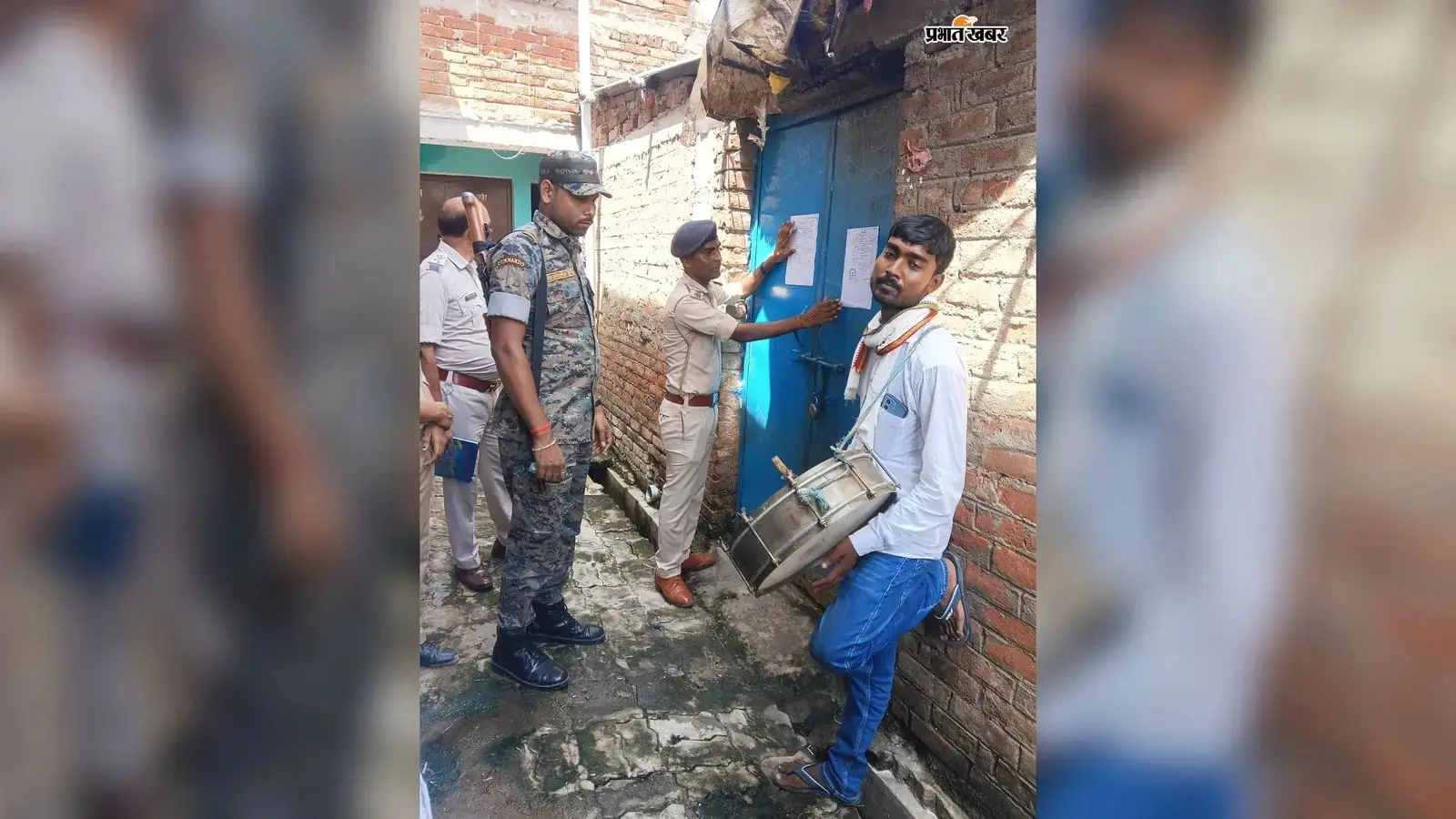 सासाराम : पॉक्सो मामले में फरार आरोपियों के घर पुलिस ने चस्पाया इश्तेहार