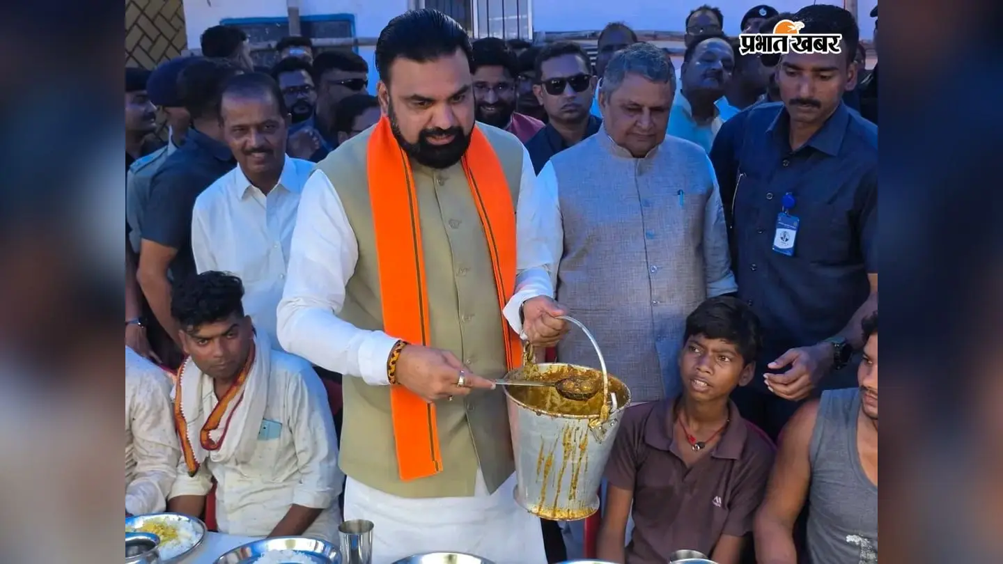सोनपुर में बाढ़ पीड़ितों के बीच पहुंचे CM सम्राट चौधरी, खुद परोसा खाना और पीड़ितों के साथ बैठकर किया भोजन