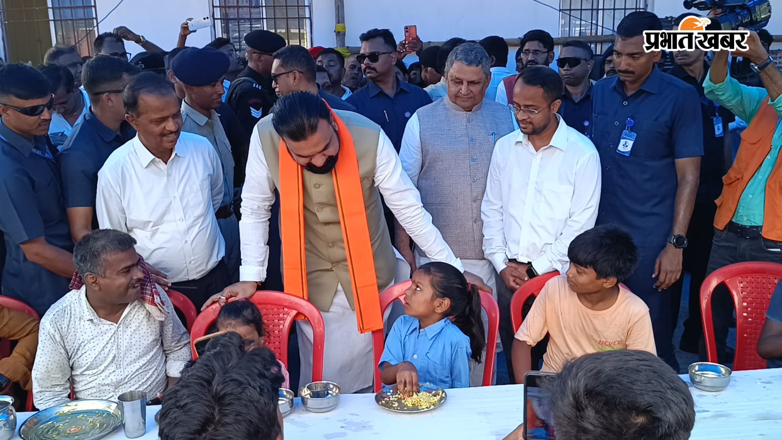 नोट: फोटो नंबर 7 सीएचपी 4 है कैप्सन होगा- बाढ़ पीड़ितों के साथ सीएम  | Prabhat Khabar Network