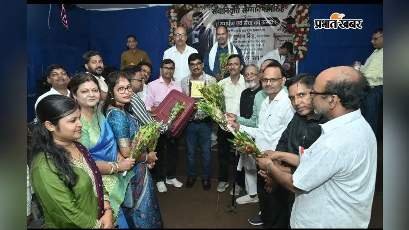 सेवानिवृत्त शिक्षक को मित्रों और सहयोगियों ने किया सम्मानित