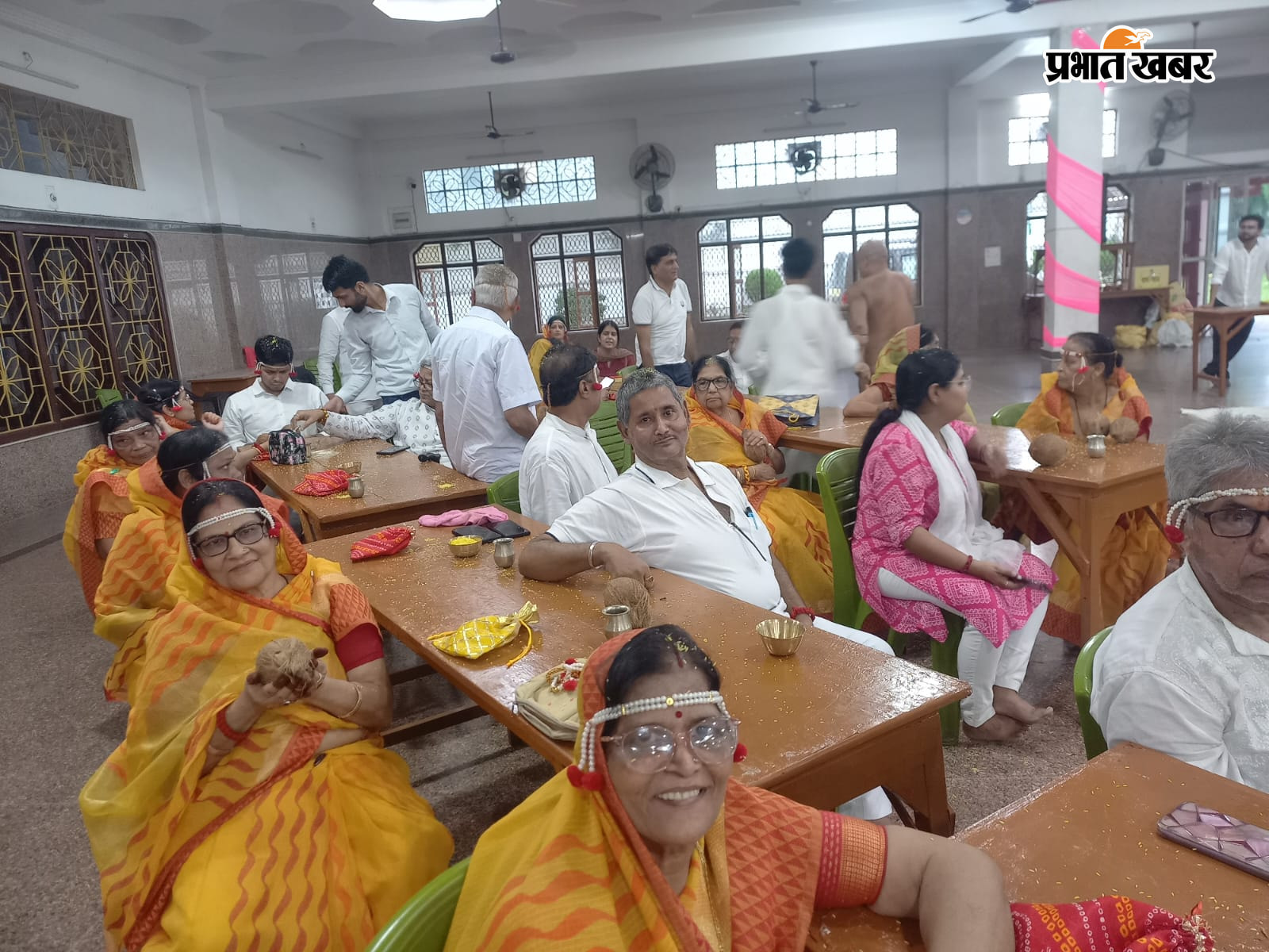 प्रवचन देते मुनिश्री अरिजीत सागर जी महाराज  यज्ञ में जैन श्रद्धालु | Prabhat Khabar Network