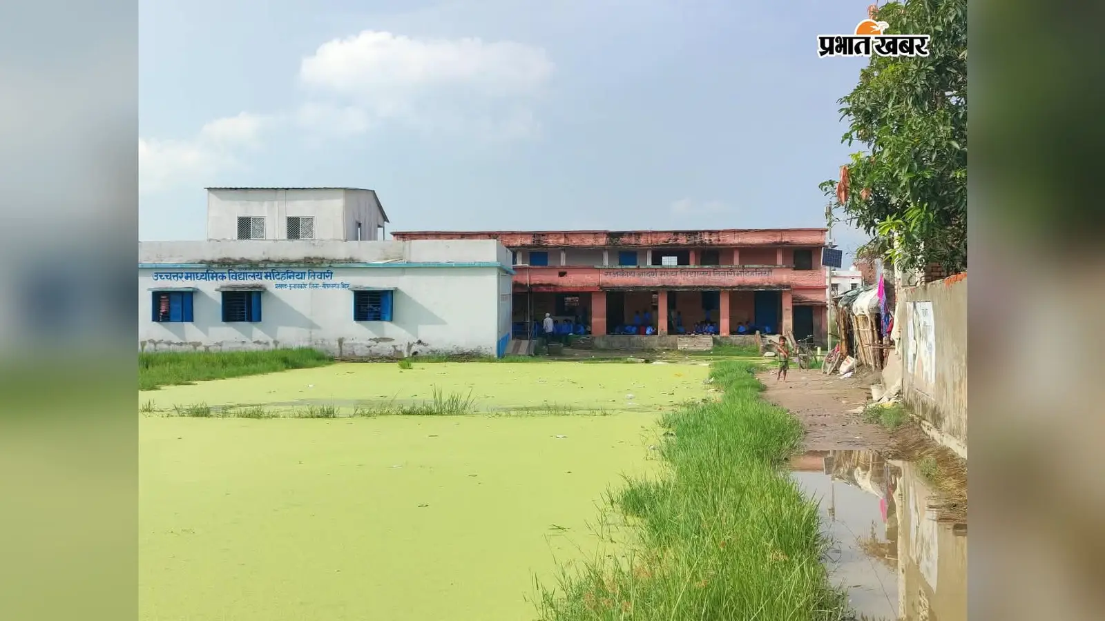 गोपालगंज: कुचायकोट के स्कूल में जलजमाव से आधी हुई बच्चों की उपस्थिति, पानी के बीच आने-जाने को मजबूर छात्र