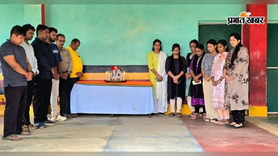 शिक्षा मंत्री सुदिव्य कुमार सोनू के निधन पर यतिराज डिवाइन स्पार्क पब्लिक स्कूल में शोक सभा