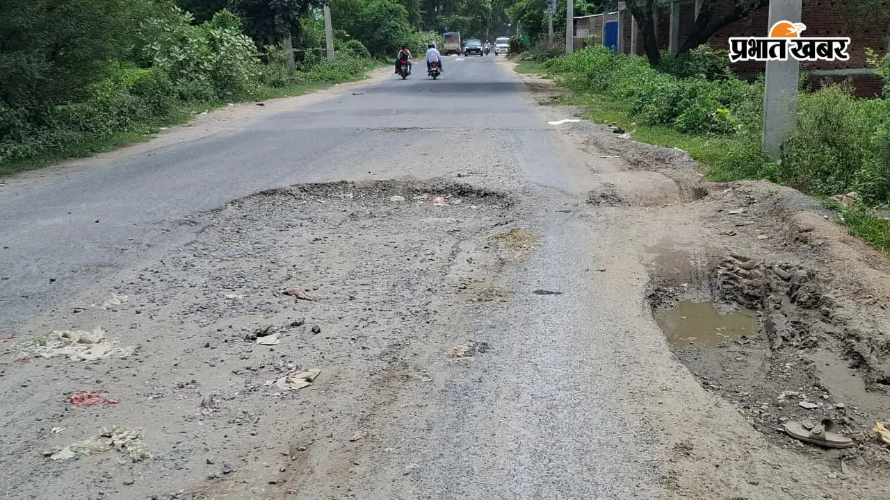 मेदिनीनगर की सड़कों पर गड्ढों का जाल, बारिश में तालाब बन जाता है कोयल पुल