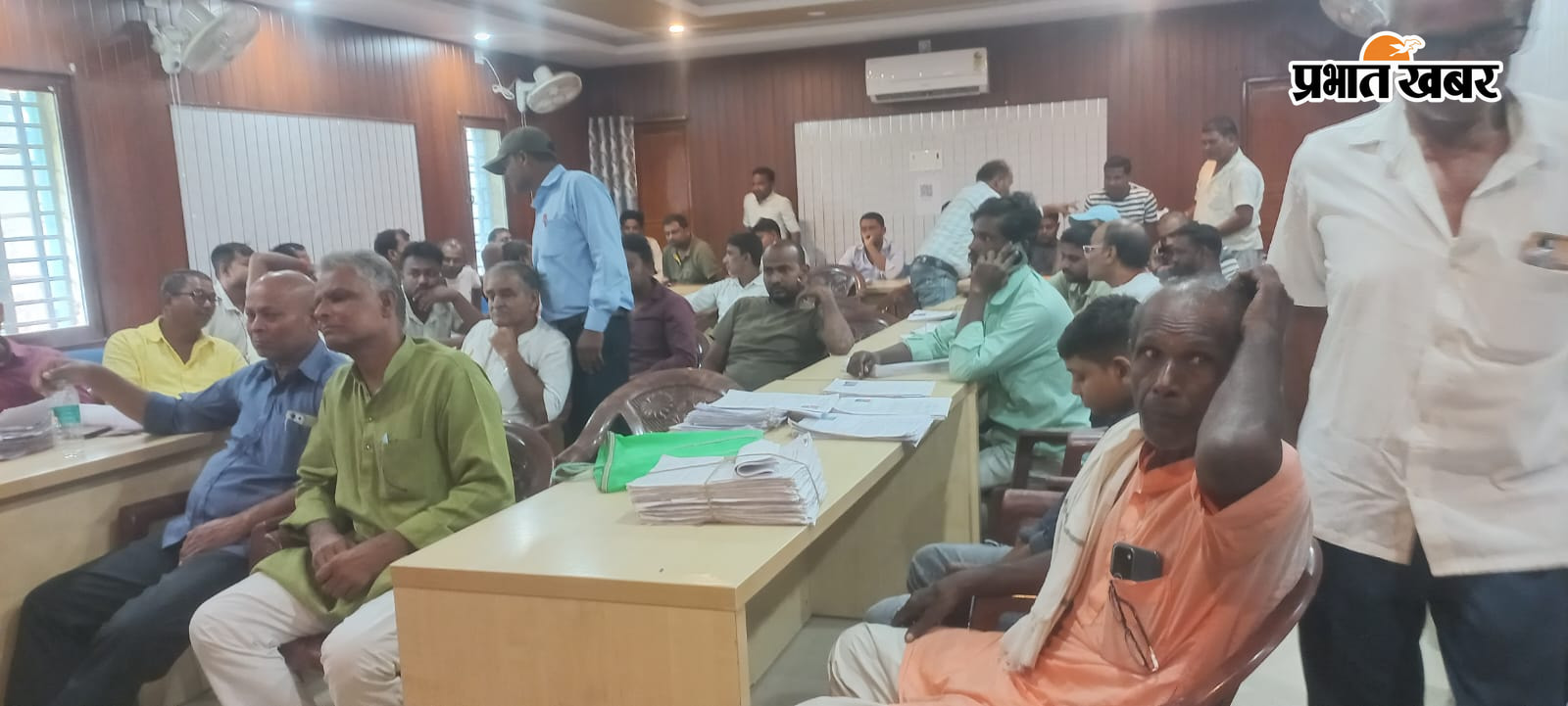 बैठक करते अधिकारी व मौजूद जनवितरण प्रणाली विक्रेता  | Prabhat Khabar Network