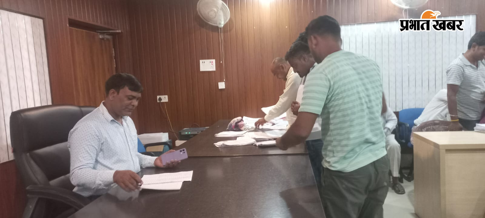 बैठक करते अधिकारी व मौजूद जनवितरण प्रणाली विक्रेता  | Prabhat Khabar Network