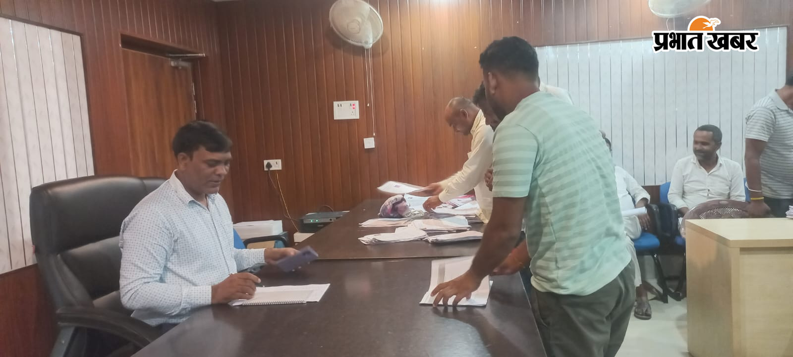 बैठक करते अधिकारी व मौजूद जनवितरण प्रणाली विक्रेता  | Prabhat Khabar Network