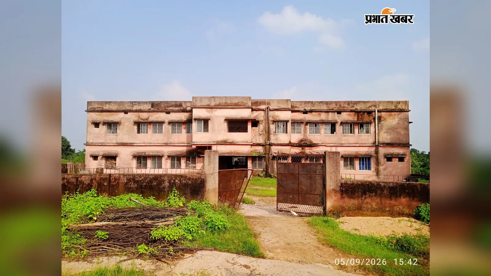 Gumla: अस्पताल भवन में मरीजों का इलाज नहीं होता,अब कमरों में रह रहे लोग और रखे जा रहे पशु