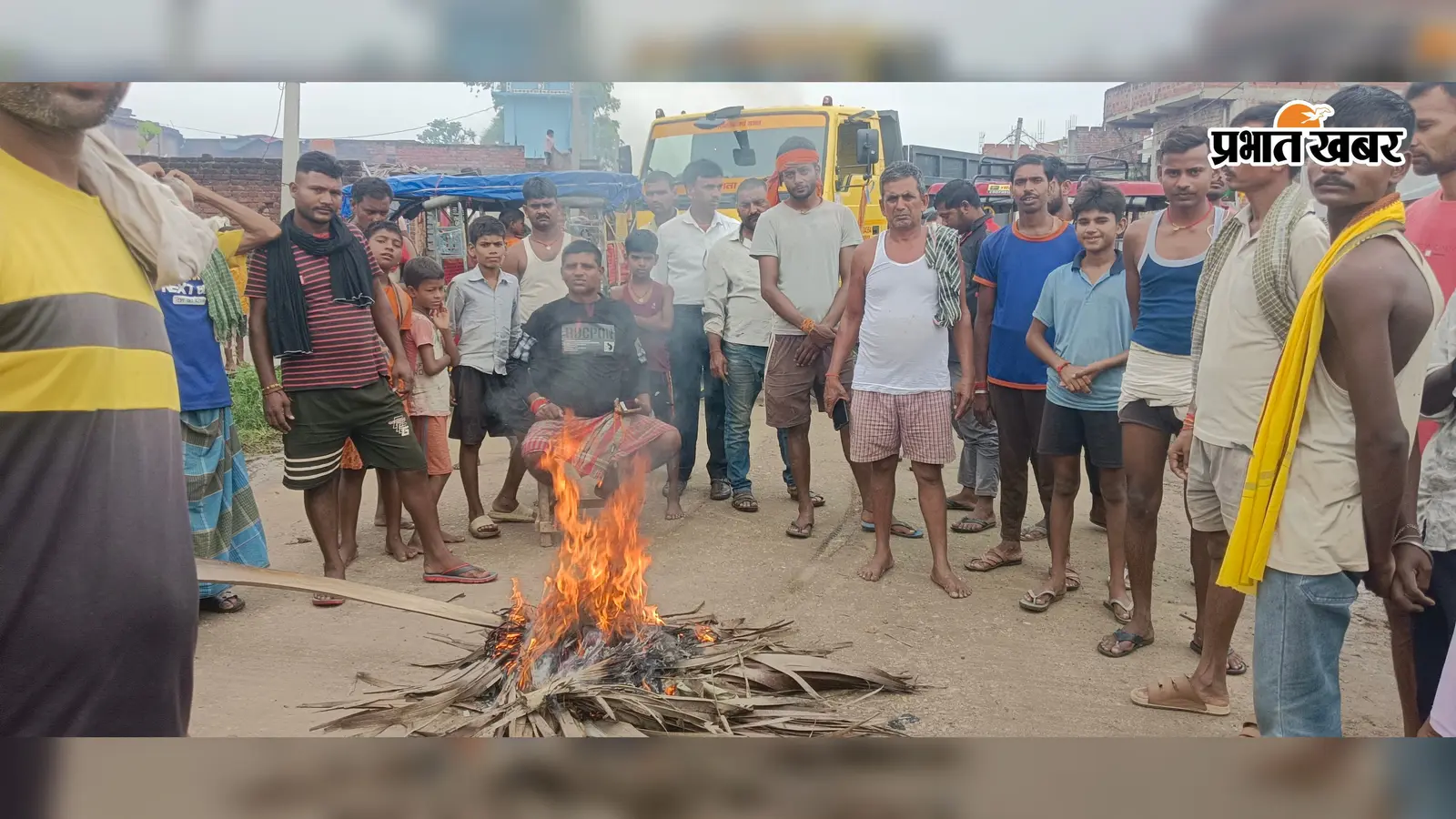 नवादा में 10 दिनों से जला है ट्रांसफार्मर, बिजली संकट से परेशान ग्रामीणों ने टायर जलाकर किया सड़क जाम