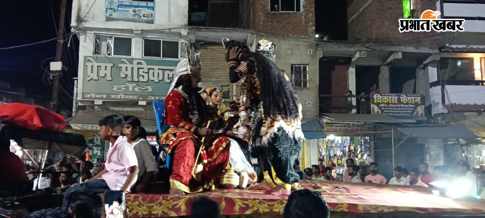 आकर्षक झांकी व शामिल श्रद्धालु | Prabhat Khabar Network