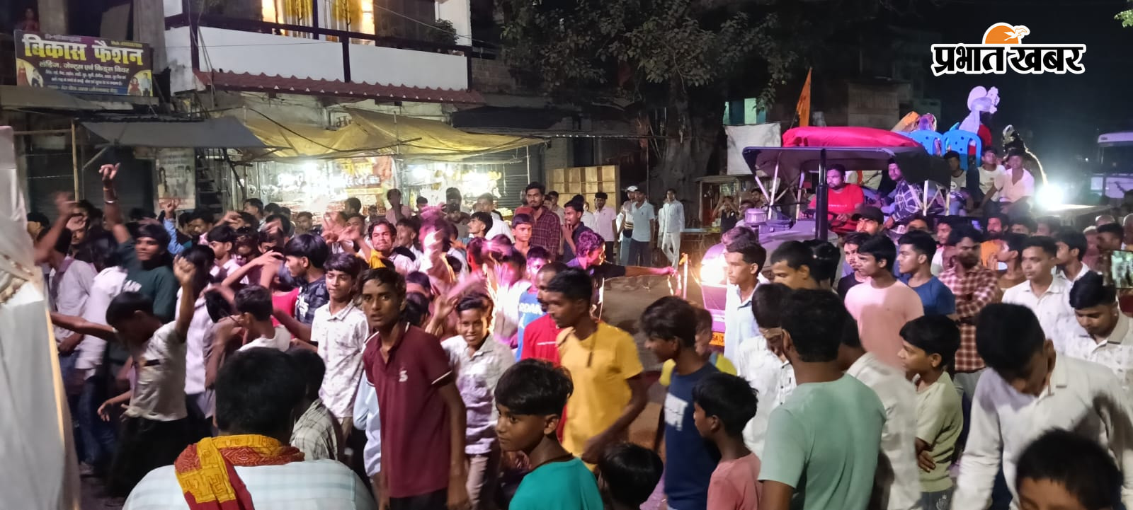 आकर्षक झांकी व शामिल श्रद्धालु | Prabhat Khabar Network