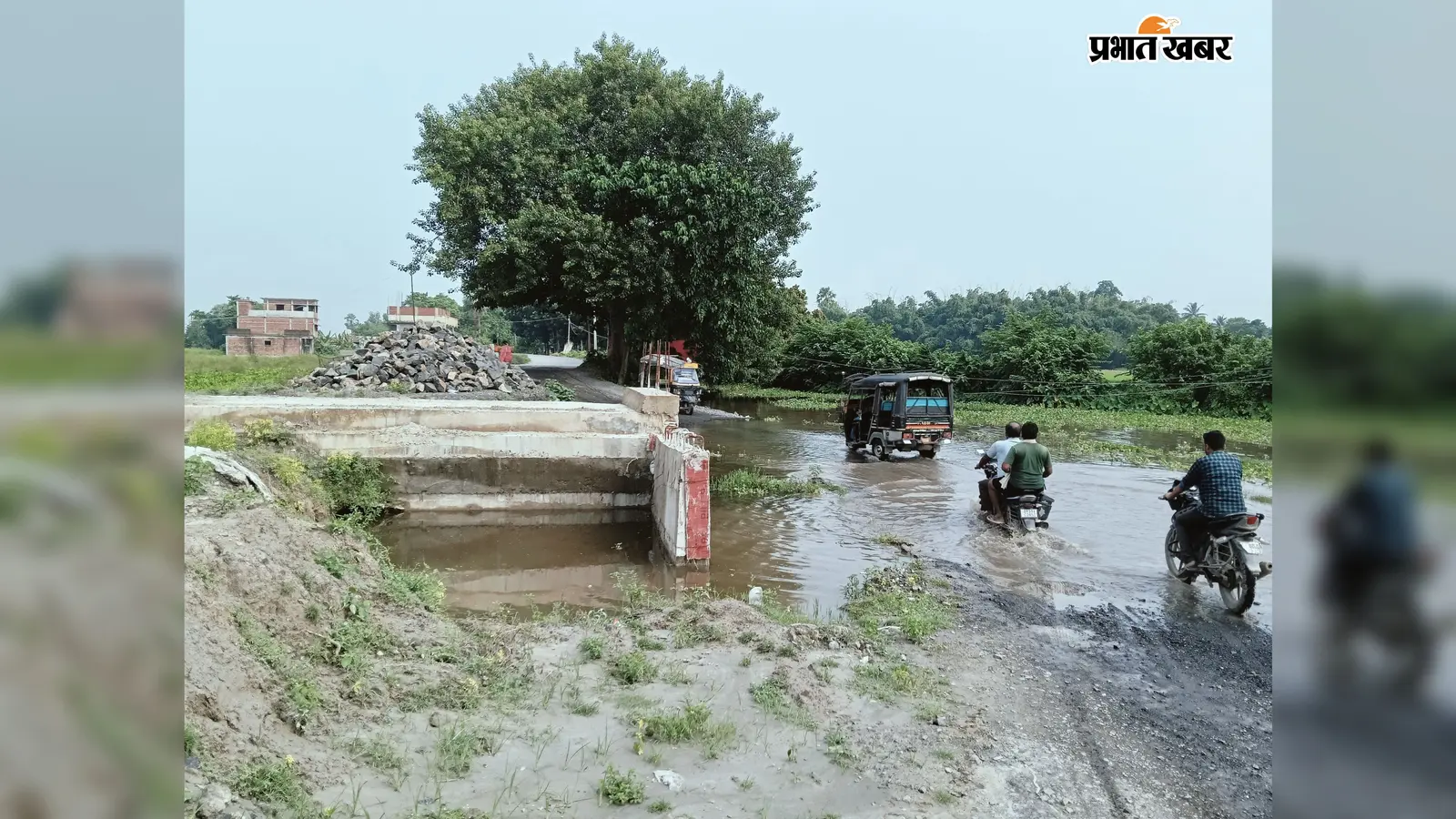 पुल तैयार पर रास्ता गायब! सालमारी रेलवे स्टेशन और कॉलेजों को जोड़ने वाले मुख्य मार्ग पर क्यों जान जोखिम में डाल रहे हैं लोग?