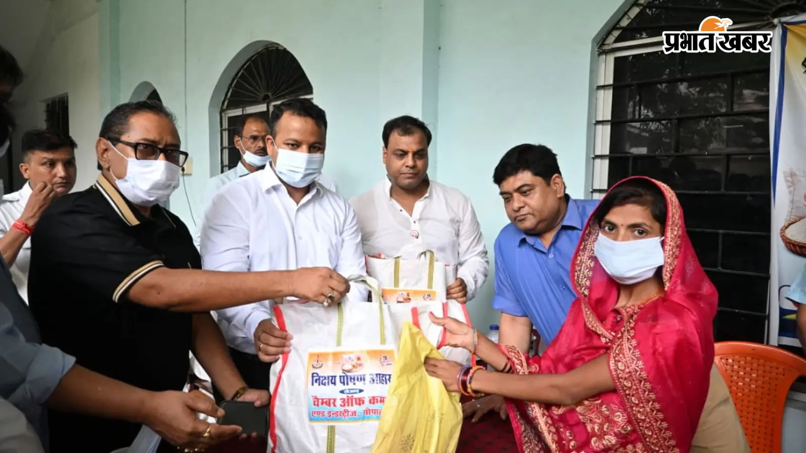 गोपालगंज में 50 टीबी मरीजों को मिला पोषण पैकेट, DM ने किया फूड बास्केट का वितरण