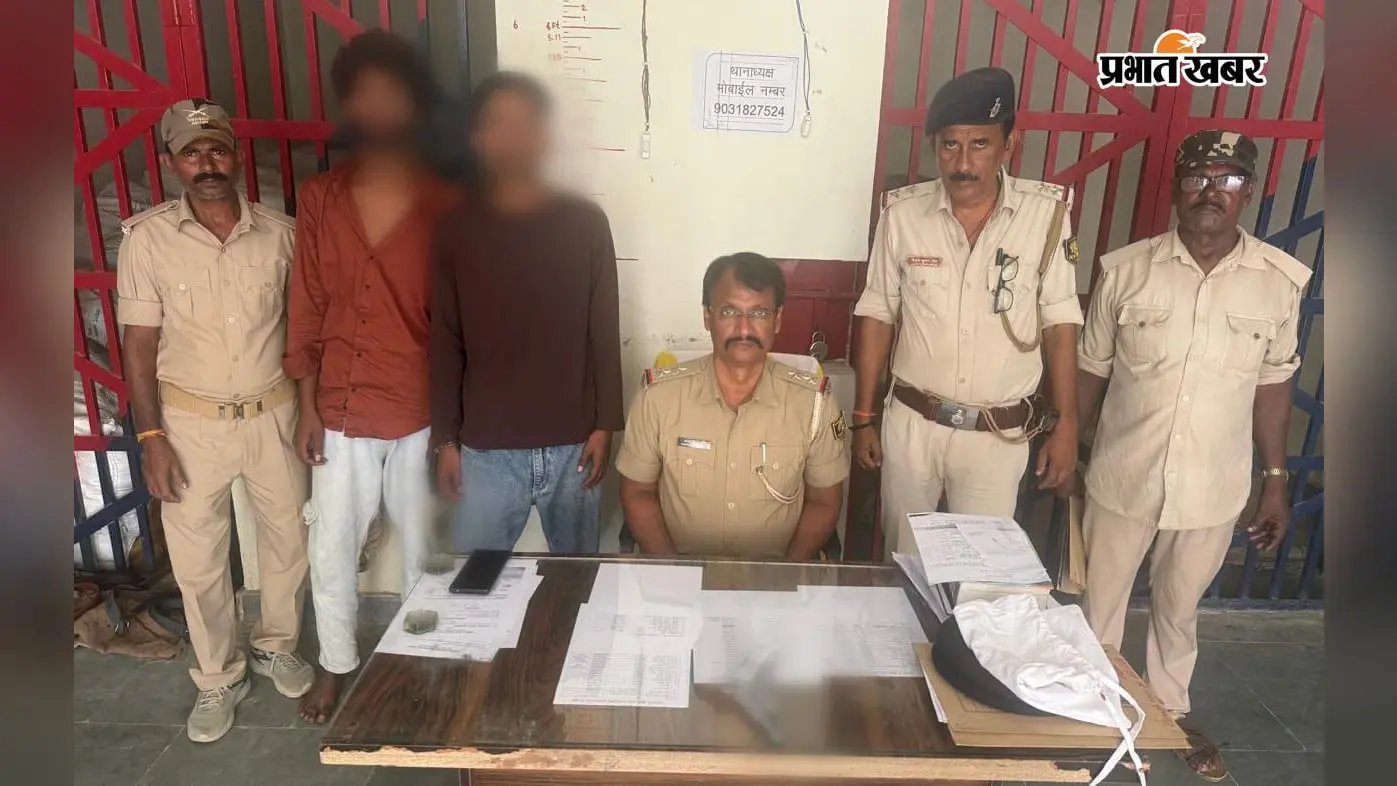 नंबर प्लेट हटाकर चला रहे थे चोरी की बाइक, सीट के नीचे से बरामद हुआ देसी कट्टा