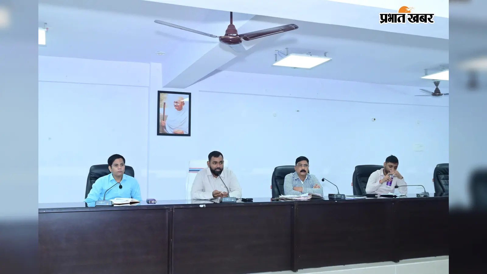 मोतिहारी में डीएम का अधिकारियों को सख्त संदेश, फोन नहीं उठाया तो बढ़ेगी परेशानी, रोज होगी राजस्व कार्यों की निगरानी