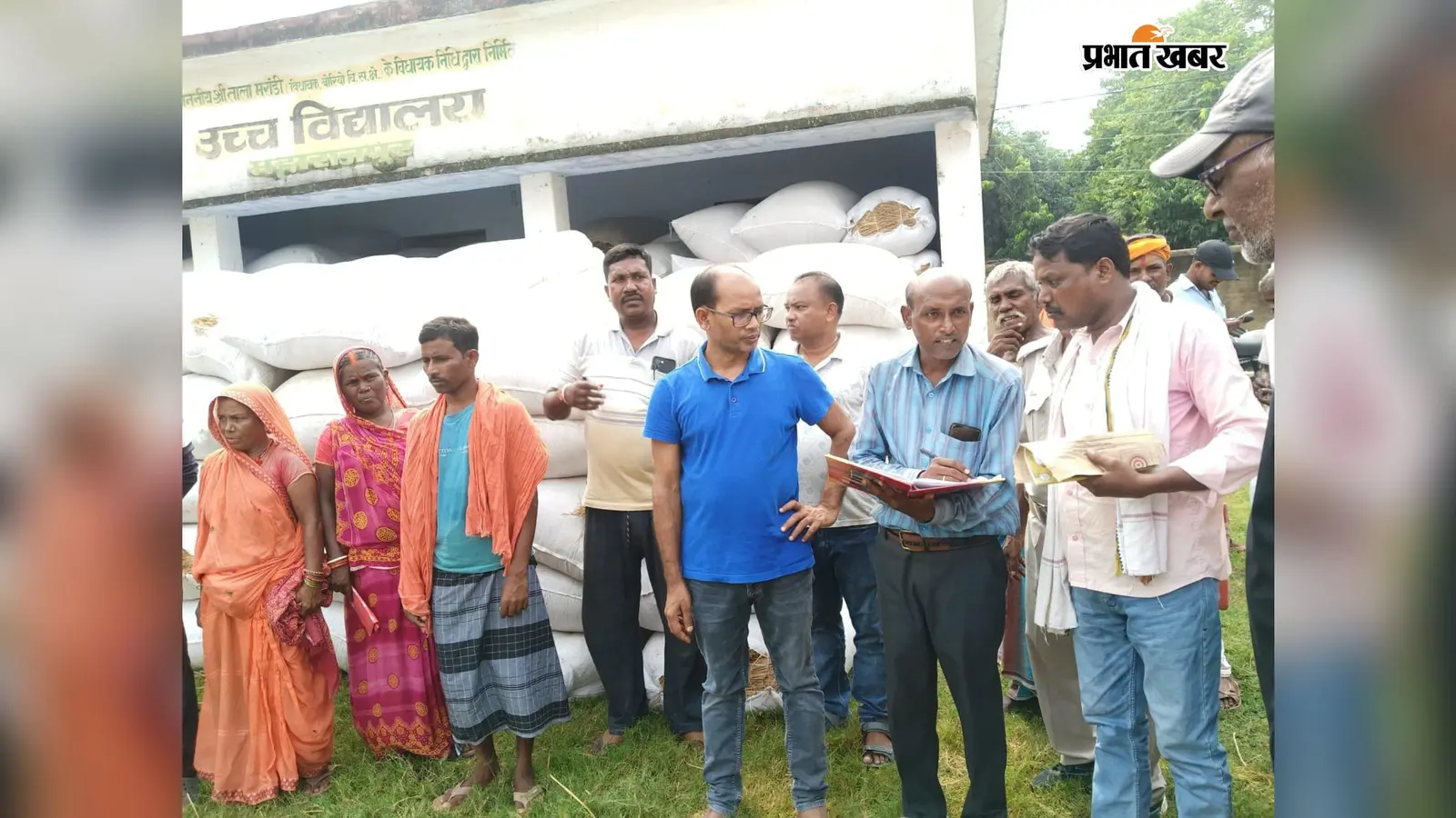 गंगा के बढ़ते जलस्तर से गदाई दियारा में बाढ़, राहत लेकर पहुंचा प्रशासन